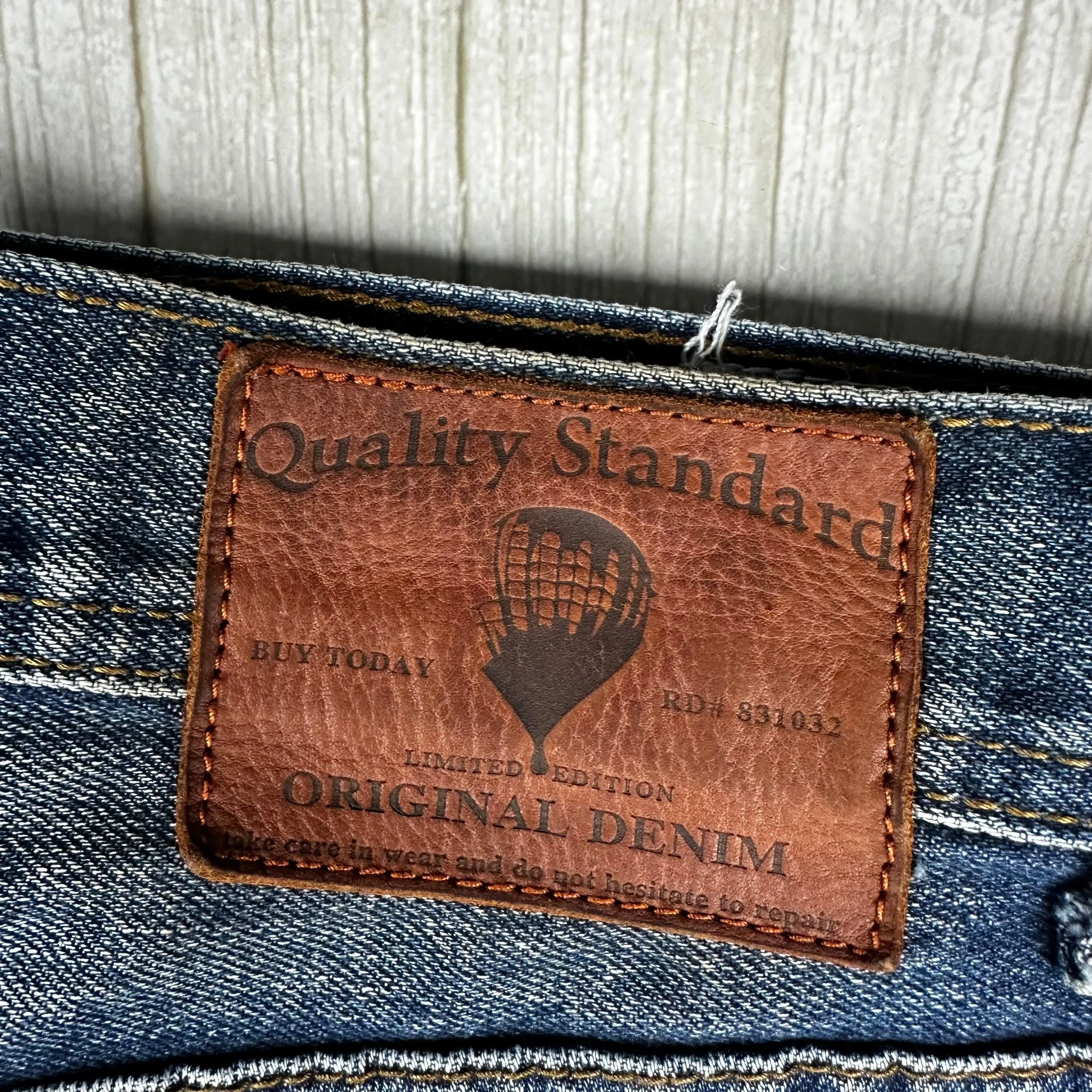 Quality Standard Mens Distressed Finish Jeans  -Size 32